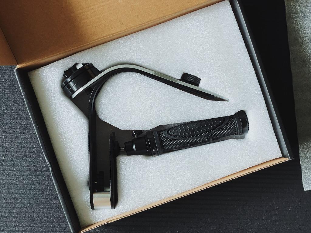 Debo Steadyvid EX Video Stabilizer (Category: Gimbals & Stabilizers ) located in Mandaluyong City. Submitted by _banandi (Listing ID 1164557964, Image 2). Description: DEBO STEADYVID EX VIDEO STABILIZER ✦ bought for ₱1,550 at L/azada ! ✦ purchased for video work but focused on photography instead ✦ great for small-sized and light cameras ✦ includes original box packaging as pictured above —— rfs : decluttering ! —— pls send message for more detai