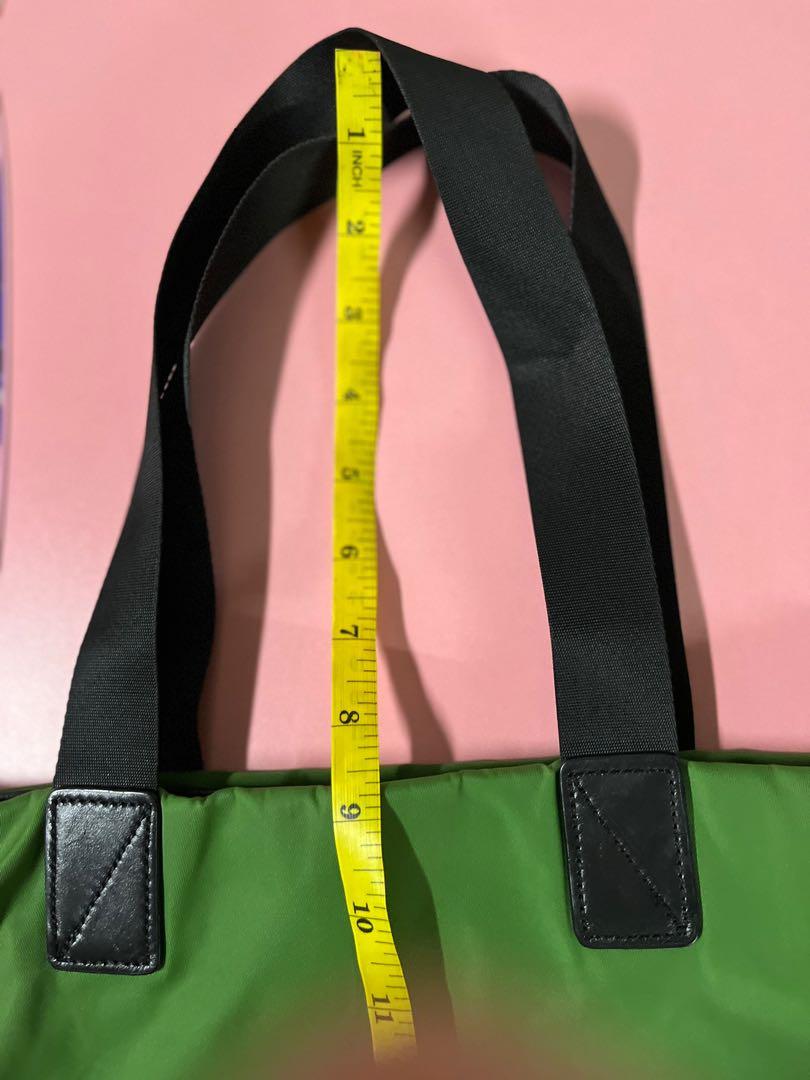 Marc jacob tote bag (Category: Tote Bags) located in Manila. Submitted by mcng13 (Listing ID 1164486866, Image 2). Description: Authentic marcs by marc jacob bag From japan Well used Flaw: tastas sa dulo ng zipper but working, stain inside.