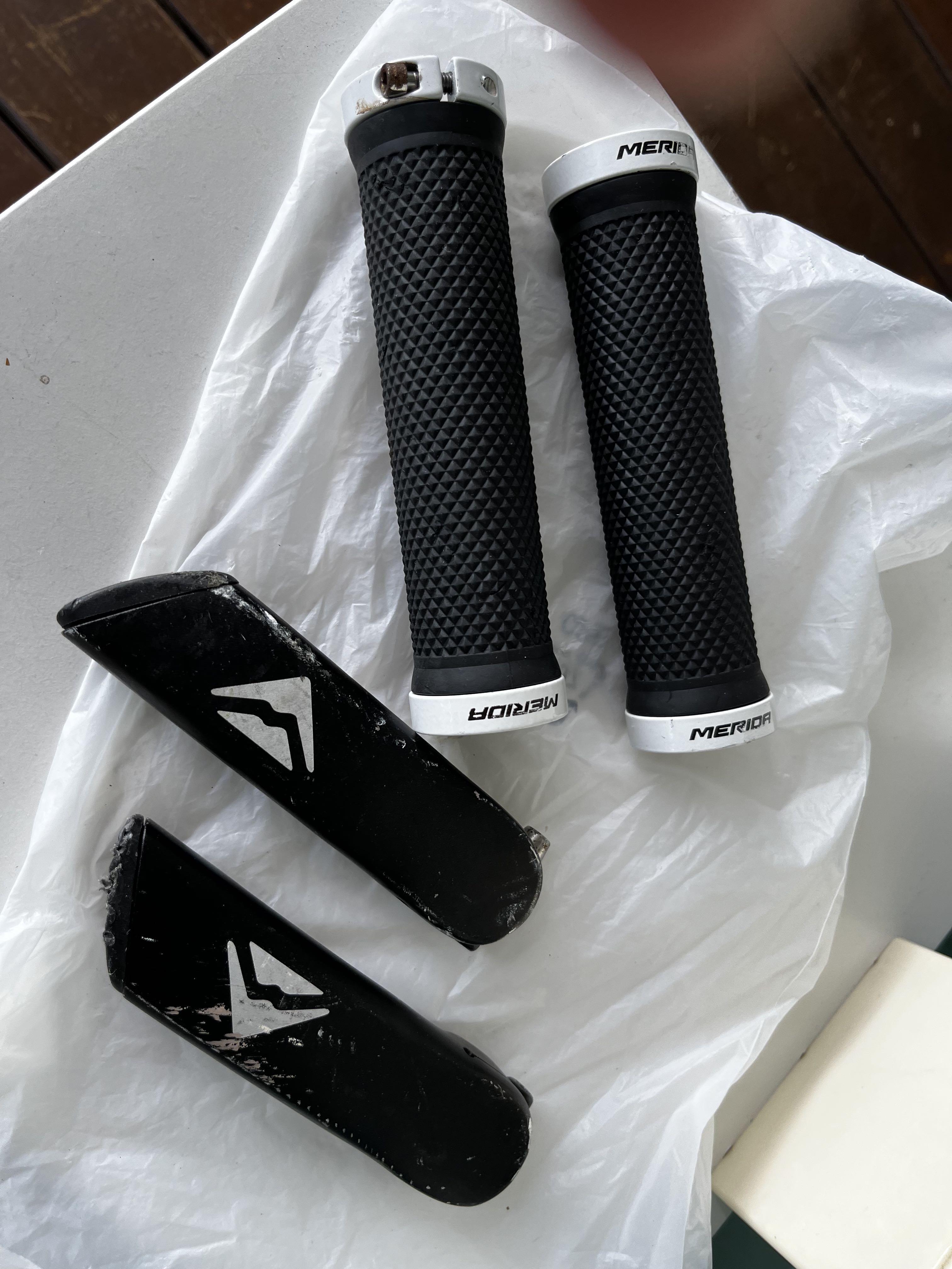 Merida Lock on Grip with Bar Ends Sports Equipment Bicycles
