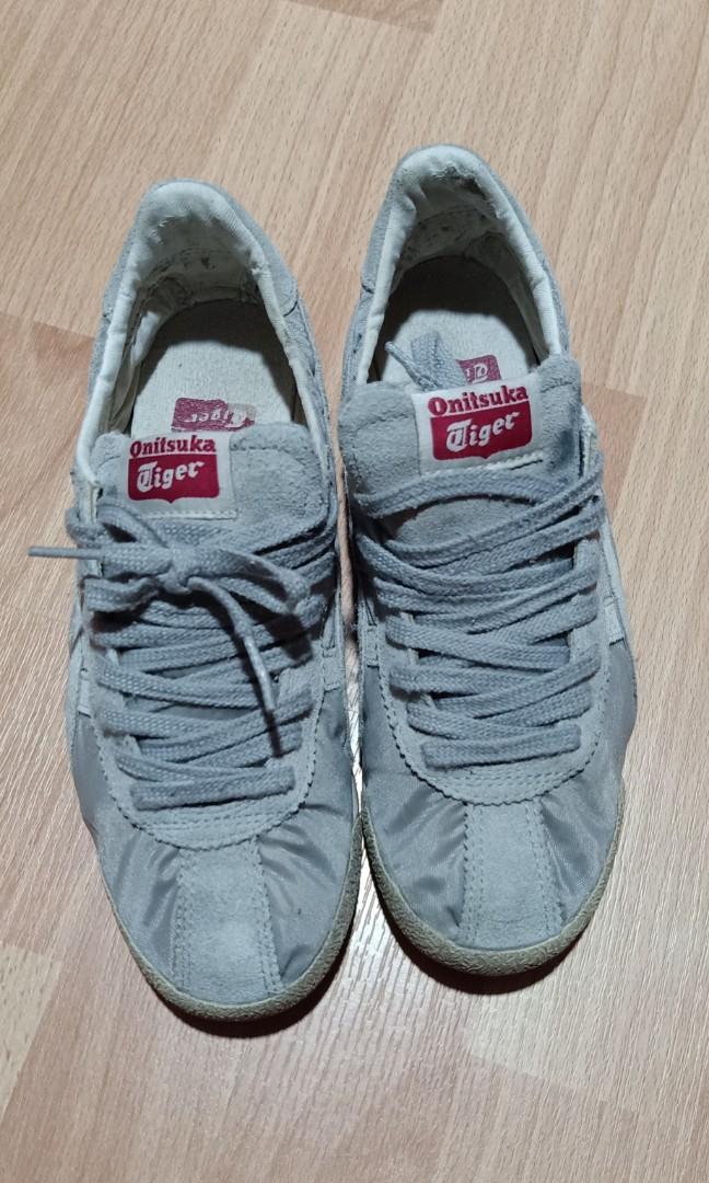 Onitsuka Tiger Corsair Vintage (Category: Sneakers) located in Kidapawan. Submitted by SegundaManoAtbp (Listing ID 1164496212, Image 1). Description: Onitsuka Tiger Corsair Vintage 22.5cm 4 us 36 eur ❌ Please manage your expectations as our items are preloved from Ukay Bales. Signs of usage is normal, flaws will be flexed too. ❌ Colors may vary due to lightning. ◾ Shopee Check-out Available (Pay Items First) ◾ Flash Express Courier (You do the bo