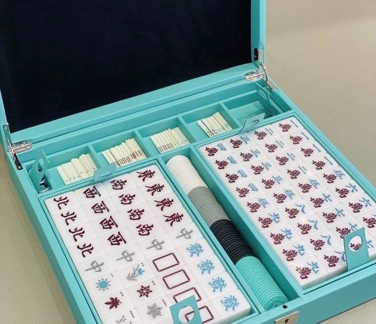 Tiffany & Co.'s Mahjong Set Comes In A Leather Box With Walnut Wood Tiles &  Silver Dice For Atas Mahjong Lovers 