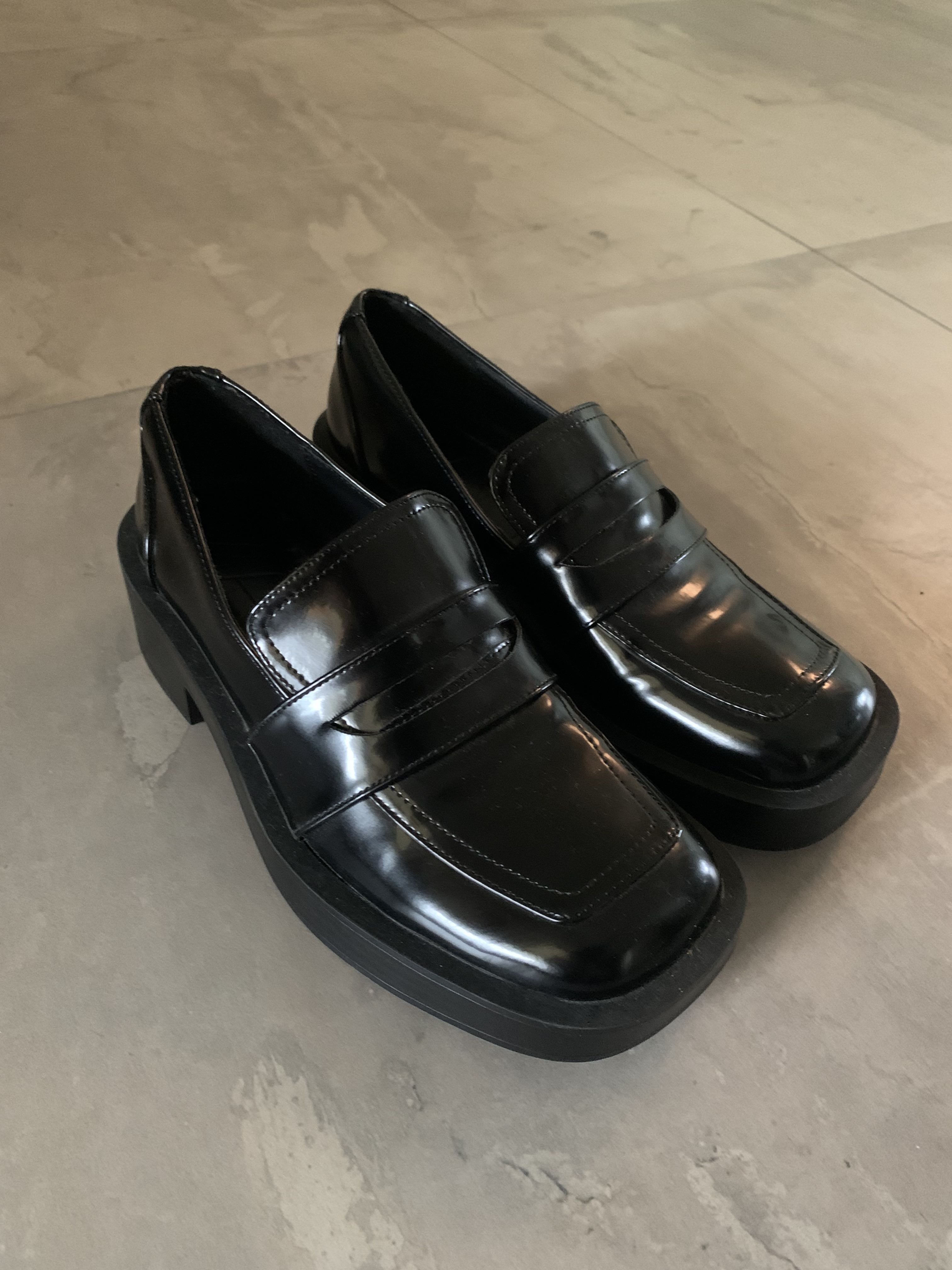 Zara Leather Loafers, Women's Fashion, Footwear, Loafers on Carousell
