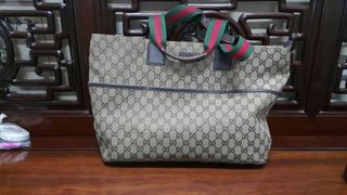 No rot, but there are signs of wear on the handle; please do not buy if you mind. GUCCI fabric large bag (12x15x5.5 inches) (please carefully view photos) (see settlement location first)64191060354561110