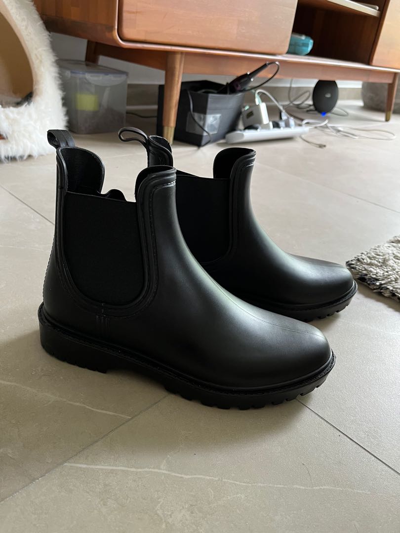 Accessorize boots shop