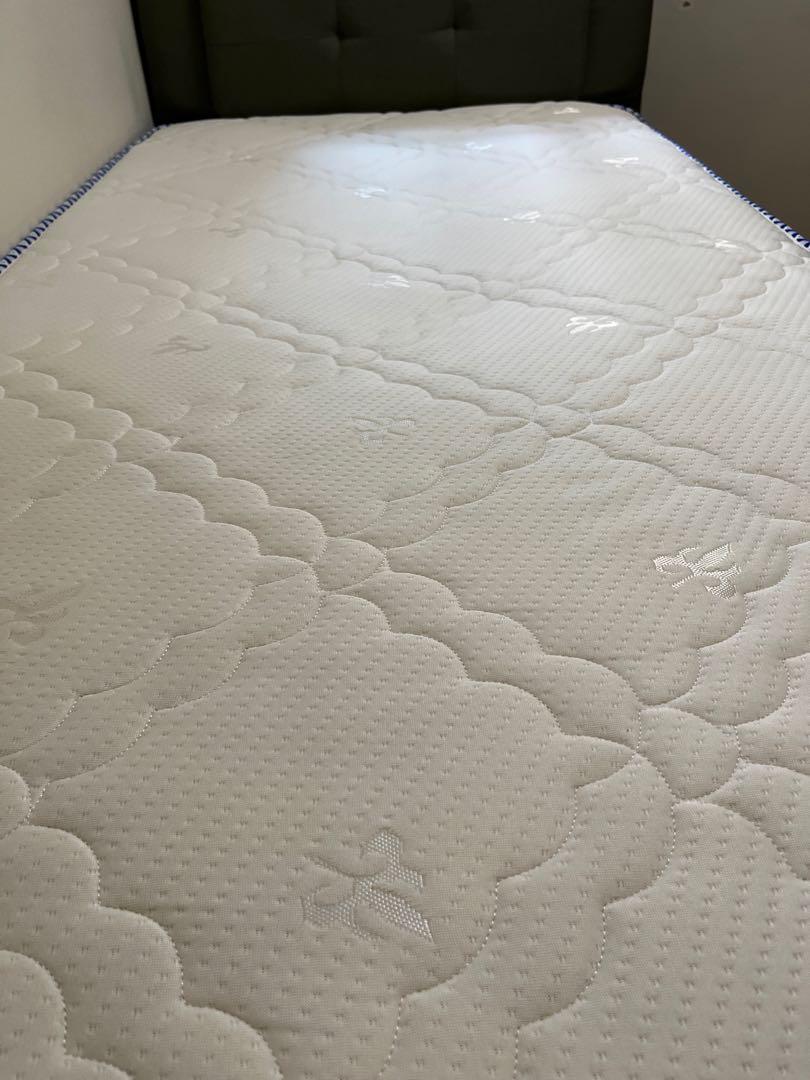 (Urgent sell ) Bed plus mattress x 2 Neak 2 in 1 Bedframe with