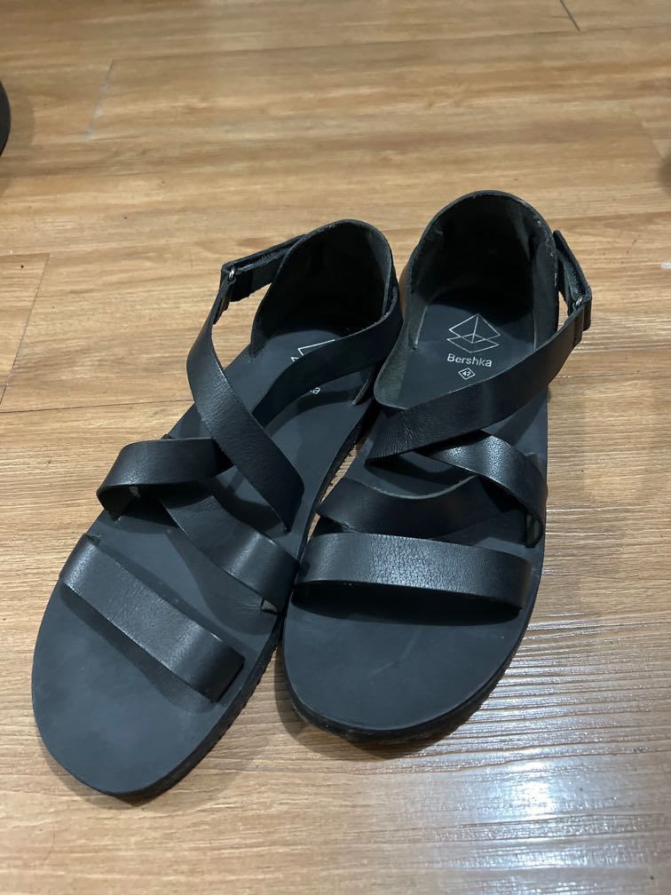 Bershka, Men's Fashion, Footwear, Slippers & Slides on Carousell