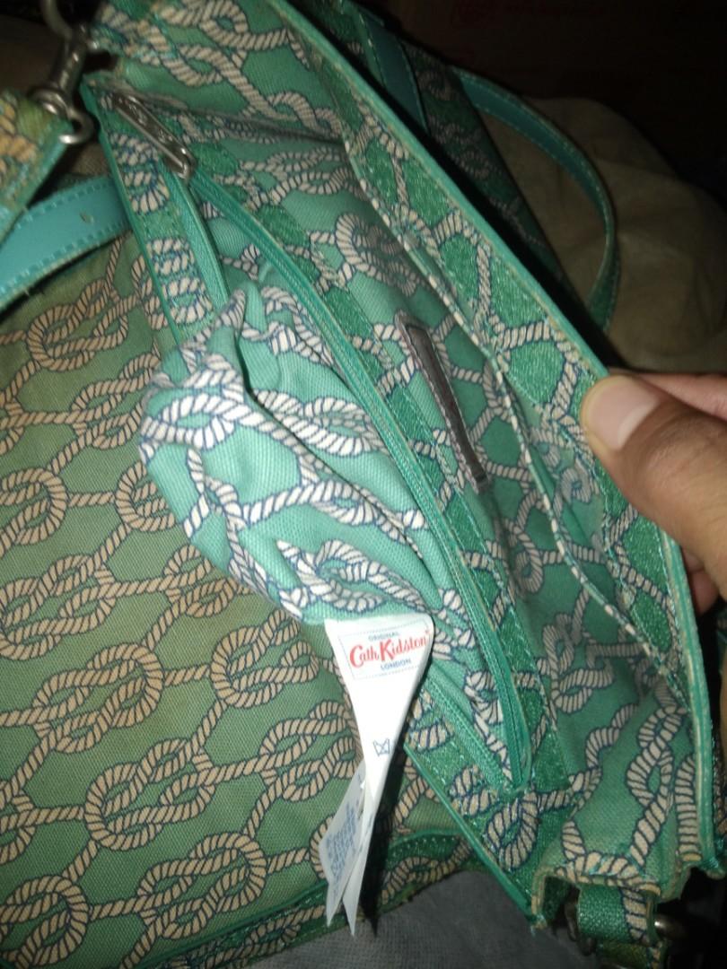 Cath Kidston Wrislet Sling (Category: Luxury Bags & Wallets) located in Romblon. Submitted by migustyles (Listing ID 1076147877, Image 3). Description: Cath Kidston Wrislet Sling With Barcode Very good condition.