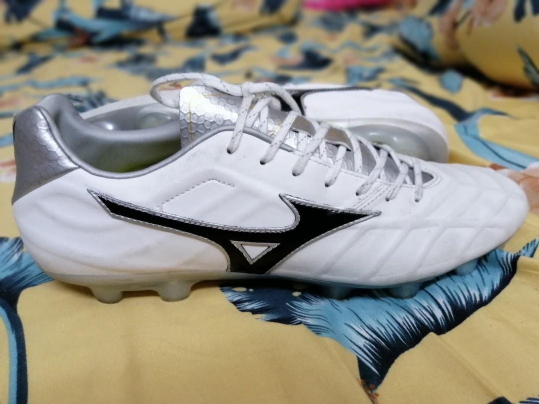 Mizuno Rebula V1 football boots