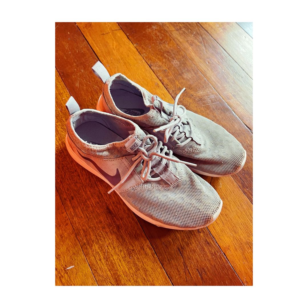 mens nike gray running shoes