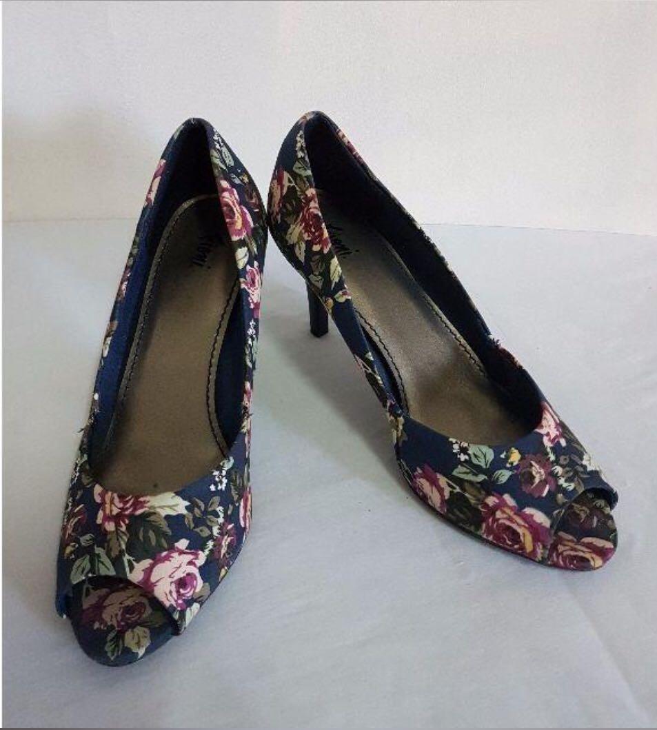 Payless Fioni Navy Blue Floral Heels Pumps size 9, Women's Fashion, Footwear,  Heels on Carousell
