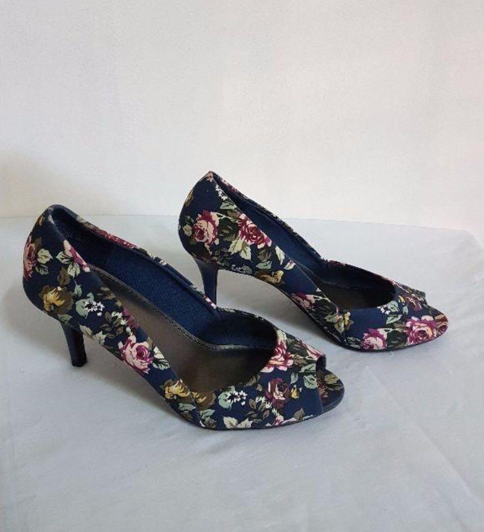 Payless Fioni Navy Blue Floral Heels Pumps size 9, Women's Fashion, Footwear,  Heels on Carousell