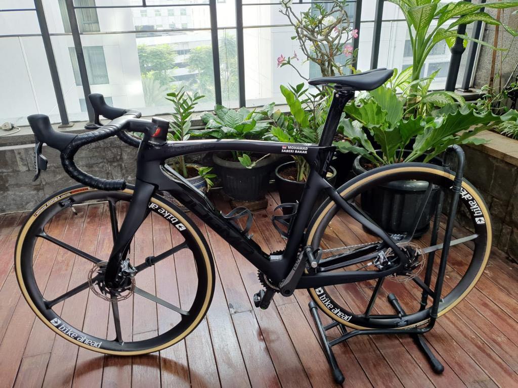 Pinarello F12 SRAM AXS Bike ahead wheelsets, Sports Equipment, Bicycles