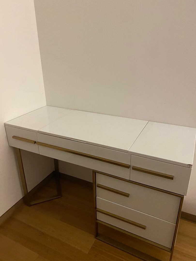 Dressing Table (Category: Tables & Sets) located in Singapore. Submitted by ice_creamlover (Listing ID 1164988795, Image 2). Description: .