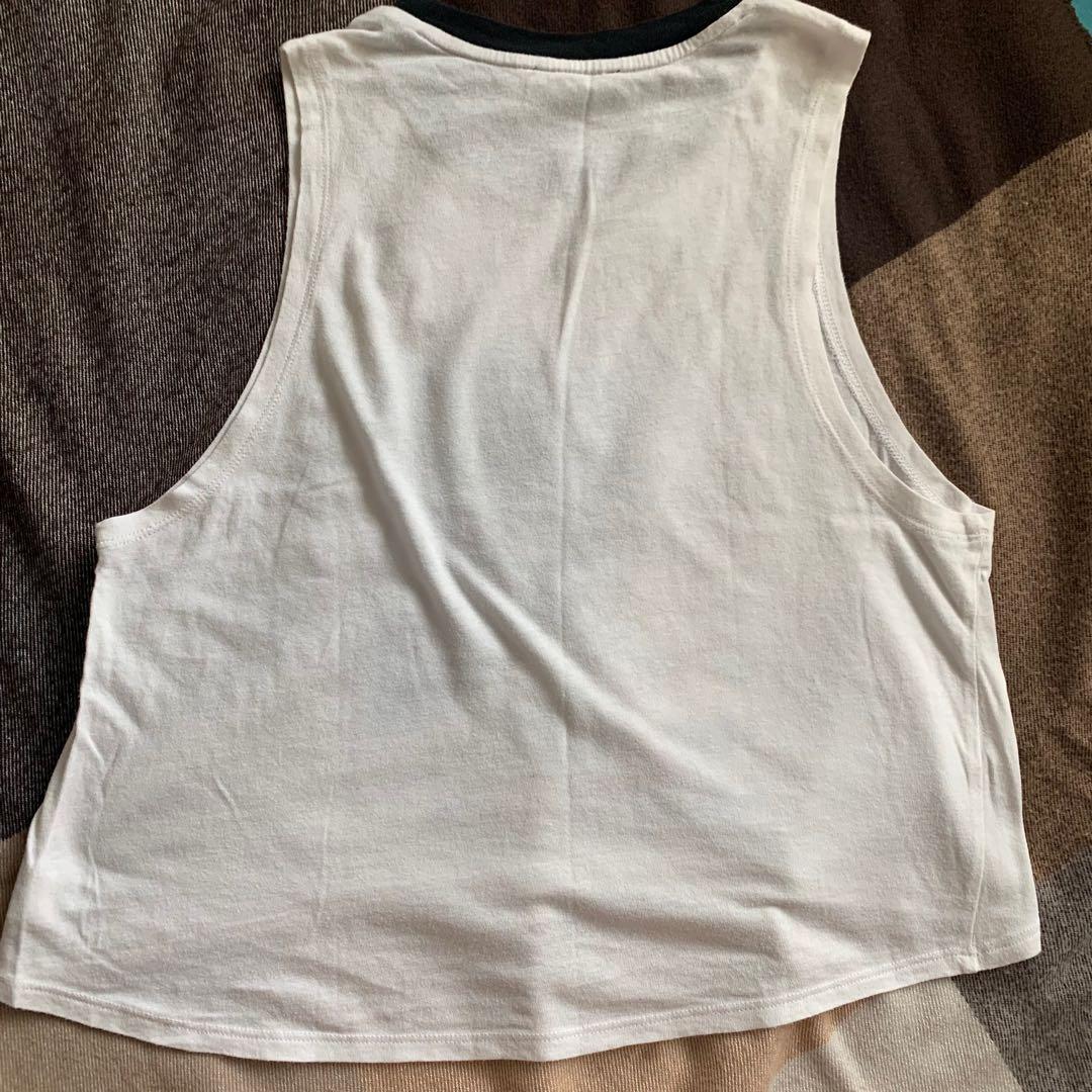 Forever 21 Polynesie sleeveless top (Muscle type) (Category: Sleeveless) located in Taytay. Submitted by ccarci (Listing ID 1164893414, Image 2). Description: - Loose sleeveless Measurement (tape measure in flat surface) -width body area: 20 in. - width chest area: 12.5 in. - Length front: 18 in. - Length back: 21 in. Issue: Print.