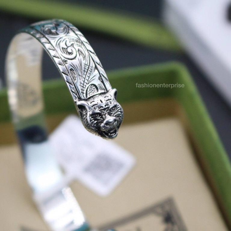 Bracelet in silver with feline head top