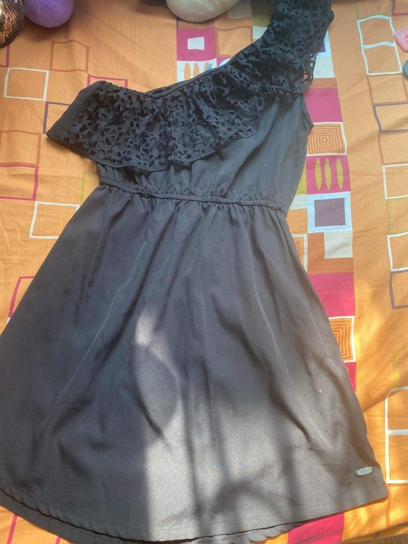 Ripcurl one sided sleeves dress (Category: Dresses) located in Bacoor. Submitted by purelabels_alexandsofia (Listing ID 1164877644, Image 1). Description: Euc, no flaws Size xs Can fit until small size Color black.