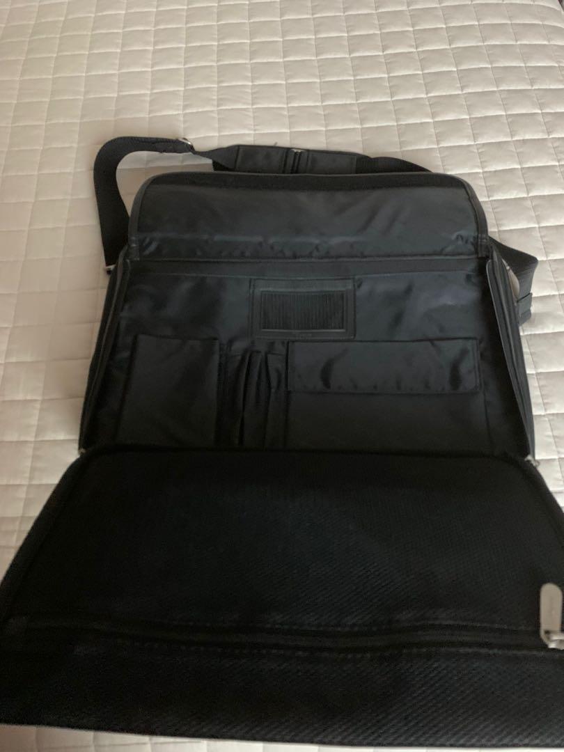 Targus Traditional Laptop Bag (Category: Laptop Bags & Sleeves) located in Mandaluyong City. Submitted by bizweez (Listing ID 1164857649, Image 2). Description: Targus brand laptop bag. With plenty of room for other accessories. Lightweight. .