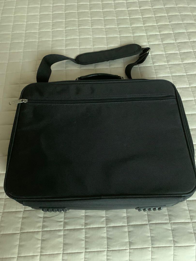 Targus Traditional Laptop Bag (Category: Laptop Bags & Sleeves) located in Mandaluyong City. Submitted by bizweez (Listing ID 1164857649, Image 3). Description: Targus brand laptop bag. With plenty of room for other accessories. Lightweight. .