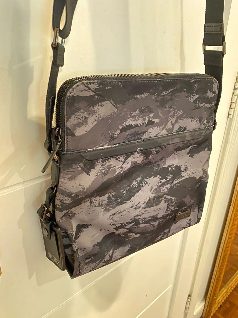 tumi base sling