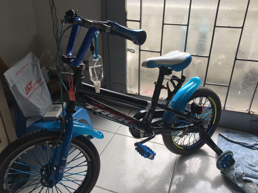 16” BMX bike (Category: Bicycles) located in Manila. Submitted by soulcerer88 (Listing ID 1165051889, Image 2). Description: bought it for 4,000 .. its a mini mountain bike then change the handle to BMX , but ill include the mtb handle bar and post incase. you want to put it back.. with training wheels used for a few times lang inside the village almost new….