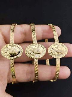 18K Saudi Gold Cameo Bangle