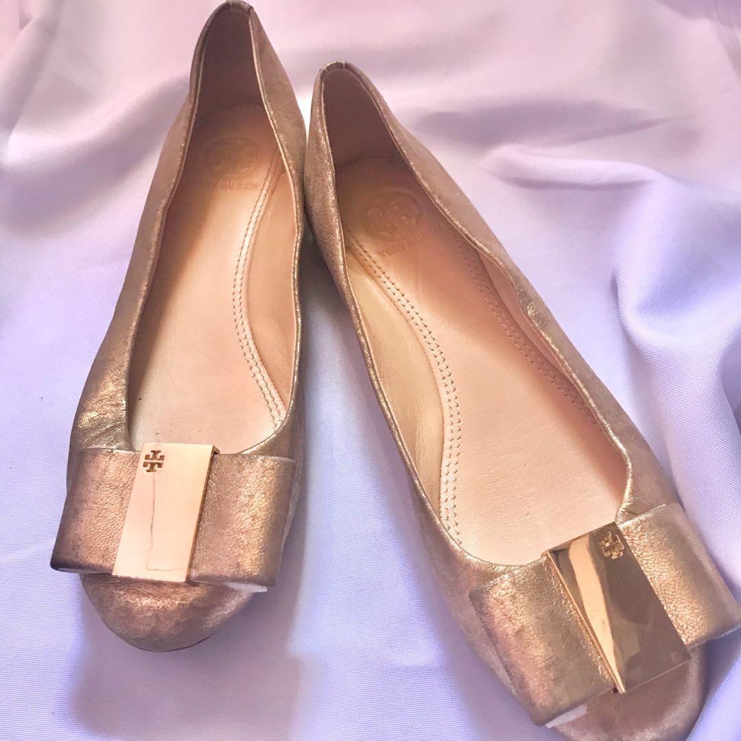 Authentic Tory Burch Chase Ballet Flat gold ER003, Women's Fashion,  Footwear, Flats & Sandals on Carousell