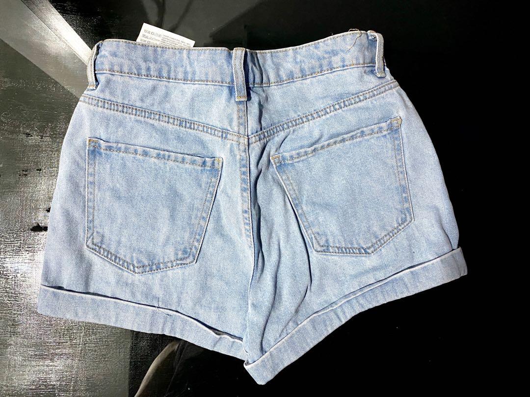 Bershka Highwaist Shorts (Category: Shorts) located in Cebu City. Submitted by ReStyle_MY (Listing ID 1165094595, Image 2). Description: Bershka highwaist mom shorts Not stretchy Cebu Area For outside Cebu - SF will be shouldered by the buyer PM for when worn.
