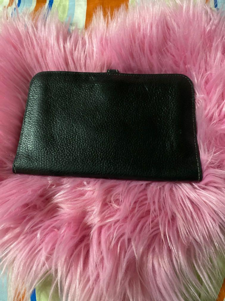 Black genuine leather wallet (Category: Luxury Bags & Wallets) located in Paranaque City. Submitted by love1927 (Listing ID 1165106089, Image 2). Description: Up for grabs is my vintage Hermes wallet Made of genuine leather •signs of usage •the other side is not smooth at all on the gum lining part •still looks decent when use •7inches length 5-inches height .