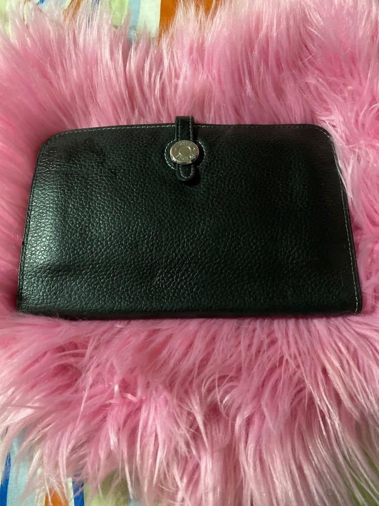 Black genuine leather wallet (Category: Luxury Bags & Wallets) located in Paranaque City. Submitted by love1927 (Listing ID 1165106089, Image 1). Description: Up for grabs is my vintage Hermes wallet Made of genuine leather •signs of usage •the other side is not smooth at all on the gum lining part •still looks decent when use •7inches length 5-inches height .