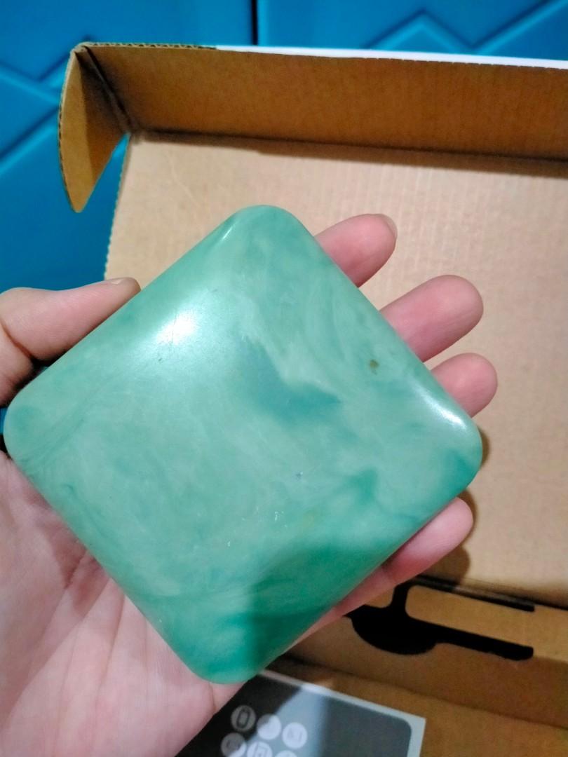 Clinique Compact Powder 1980 (Category: Makeup) located in Quezon City. Submitted by trisha_001 (Listing ID 1165132486, Image 1). Description: Clinique Vintage Compact Powder 1980 No more powder & sponge Can be used as mirror only Memorabilia Collectible loc: cubao.