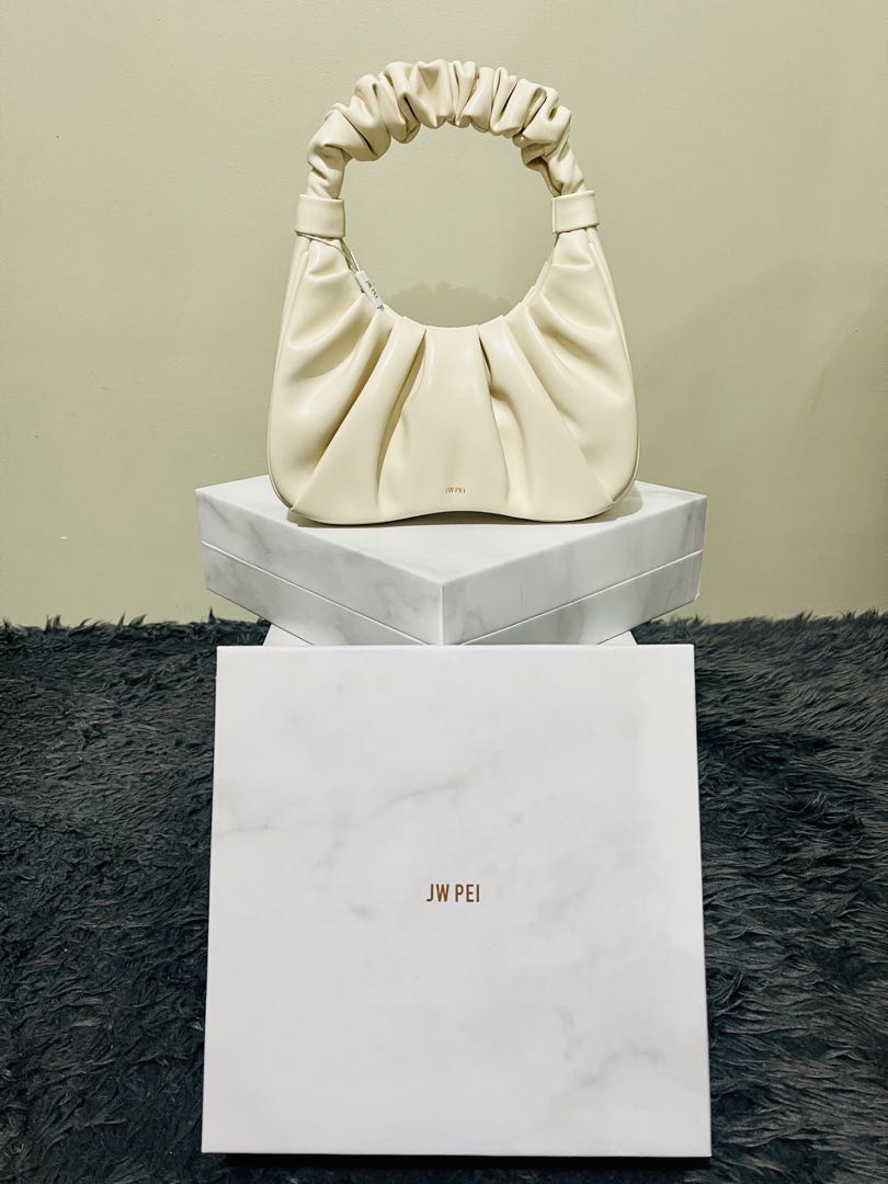 Photo credit to @naxliey Gabbi Bag - Ivory. #jwpei