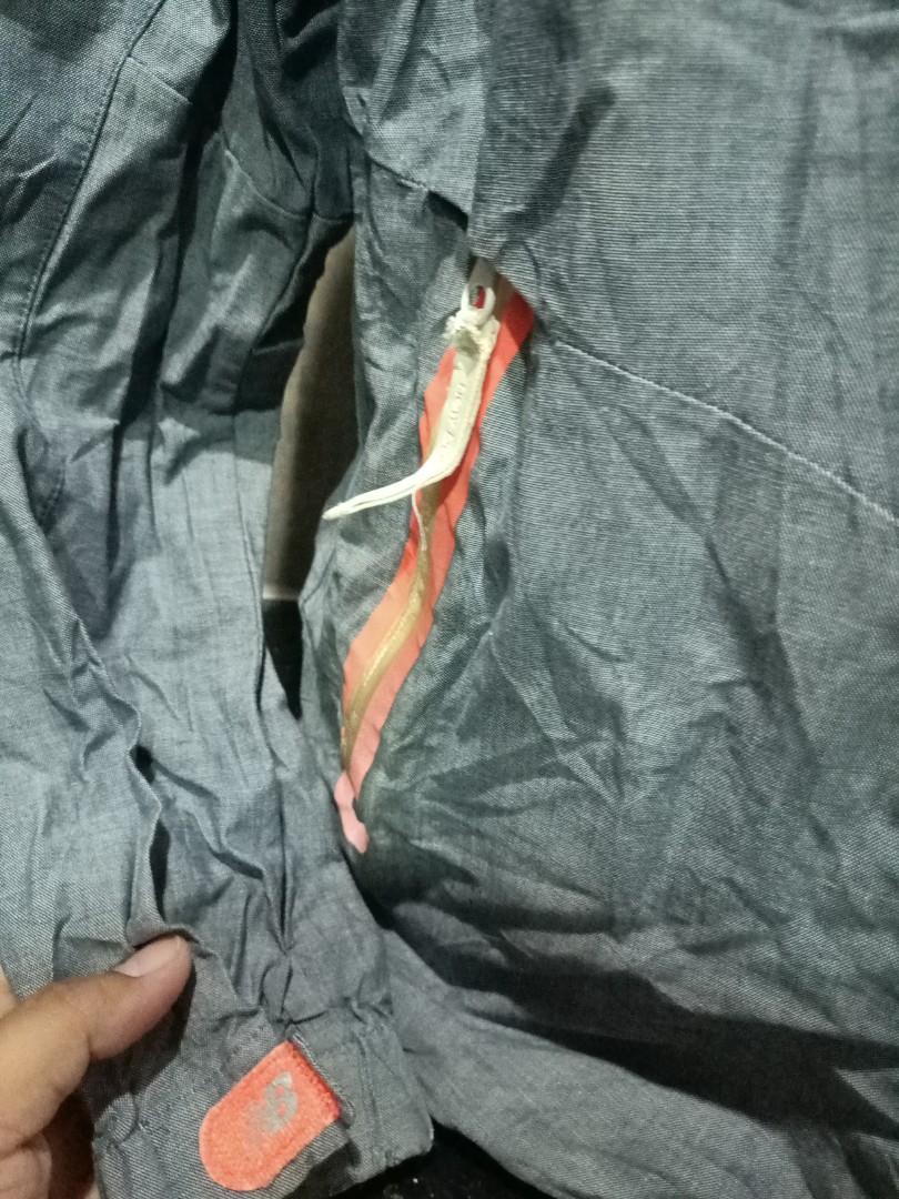 New balance windbreaker (Category: Coats, Jackets and Outerwear) located in Sungai Petani. Submitted by mohdzahari (Listing ID 1165183030, Image 2). Description: item bundle no fussy buyer harga xtermasuk postage pit 22 labuh 27.