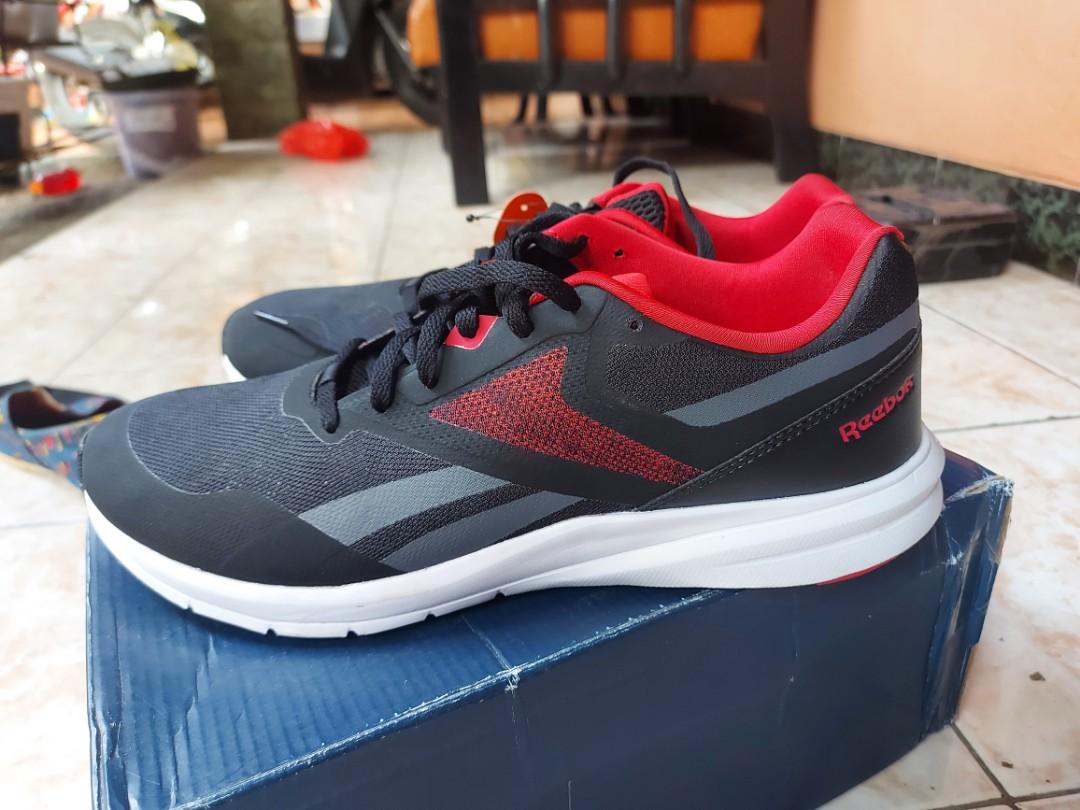 Sepatu reebok store memory tech