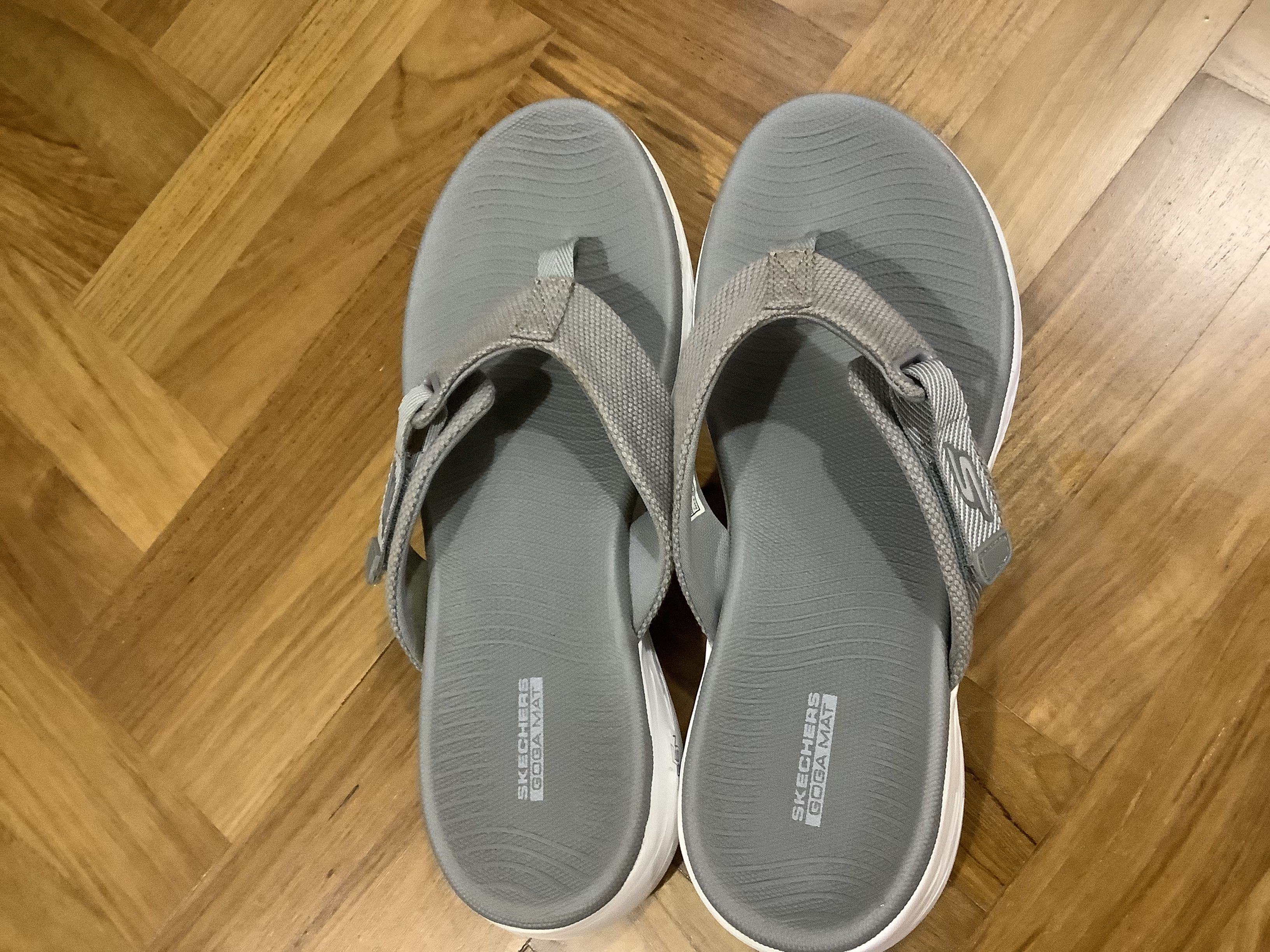 Inactivo Criatura Si Skechers Goga Mat slippers (grey), Women's Fashion, Footwear, Flipflops and  Slides on Carousell