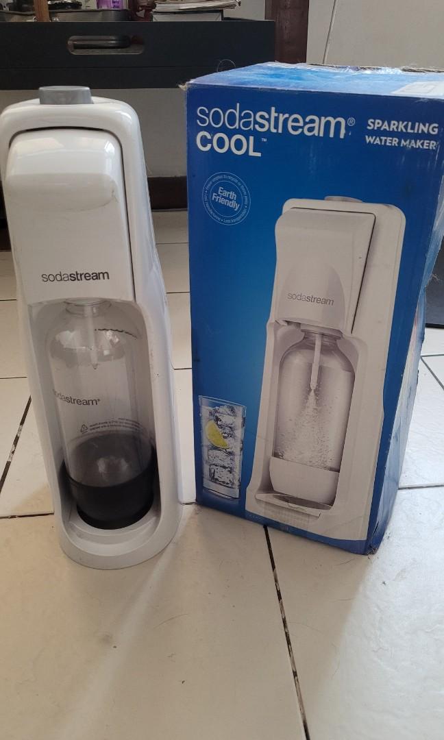 SodaStream Soft drinks/ sparkling water Maker like perrier & Schweppes, Food & Drinks