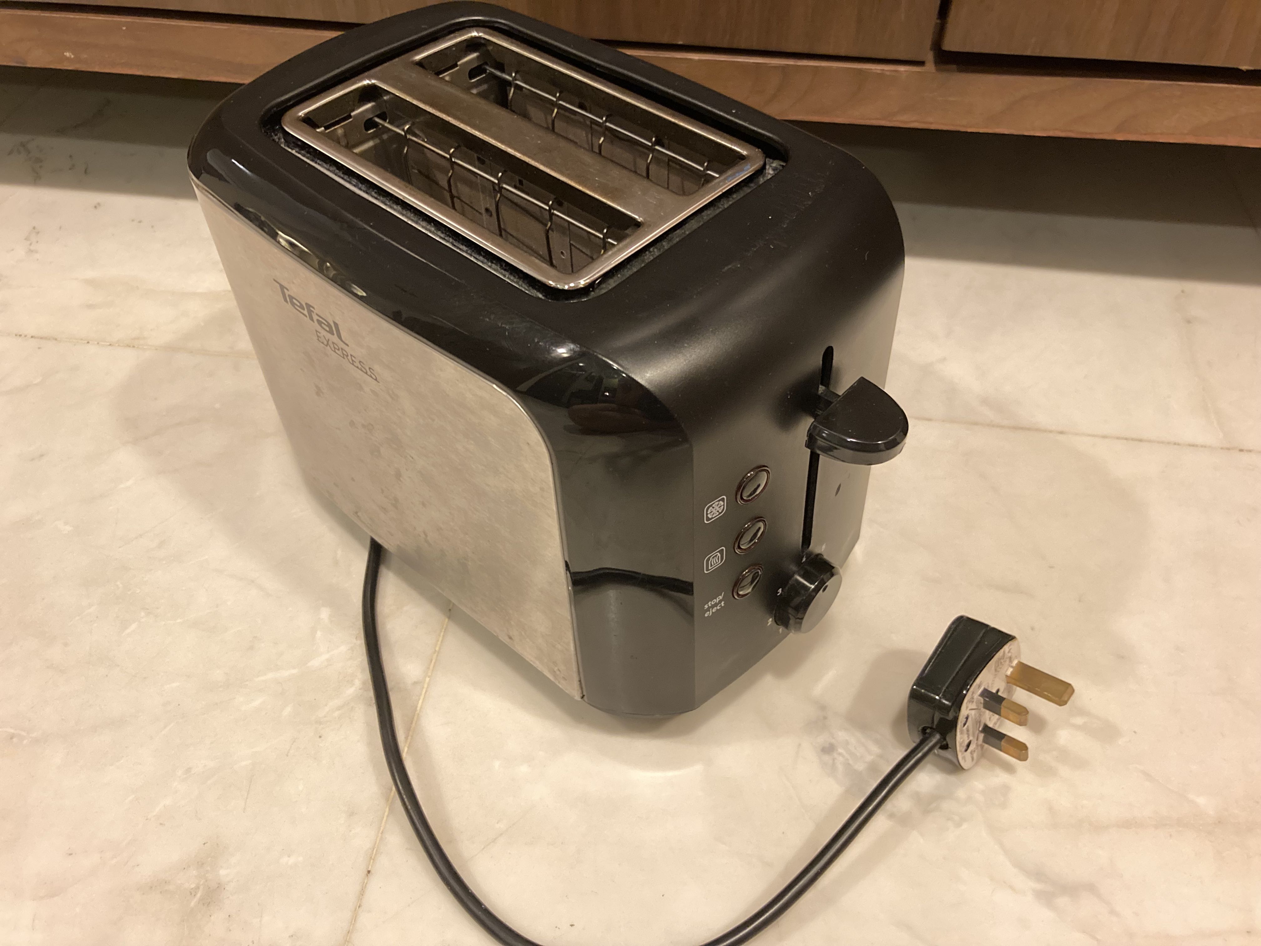 Used Toaster, Wonky Lever but Still Working!, TV & Home Appliances