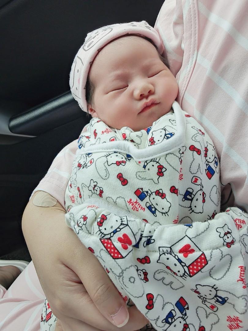 Ergobaby hello shop kitty swaddle