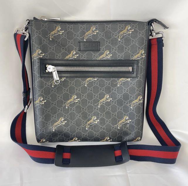 GUCCI Black Tiger Print GG Supreme Messenger Bag