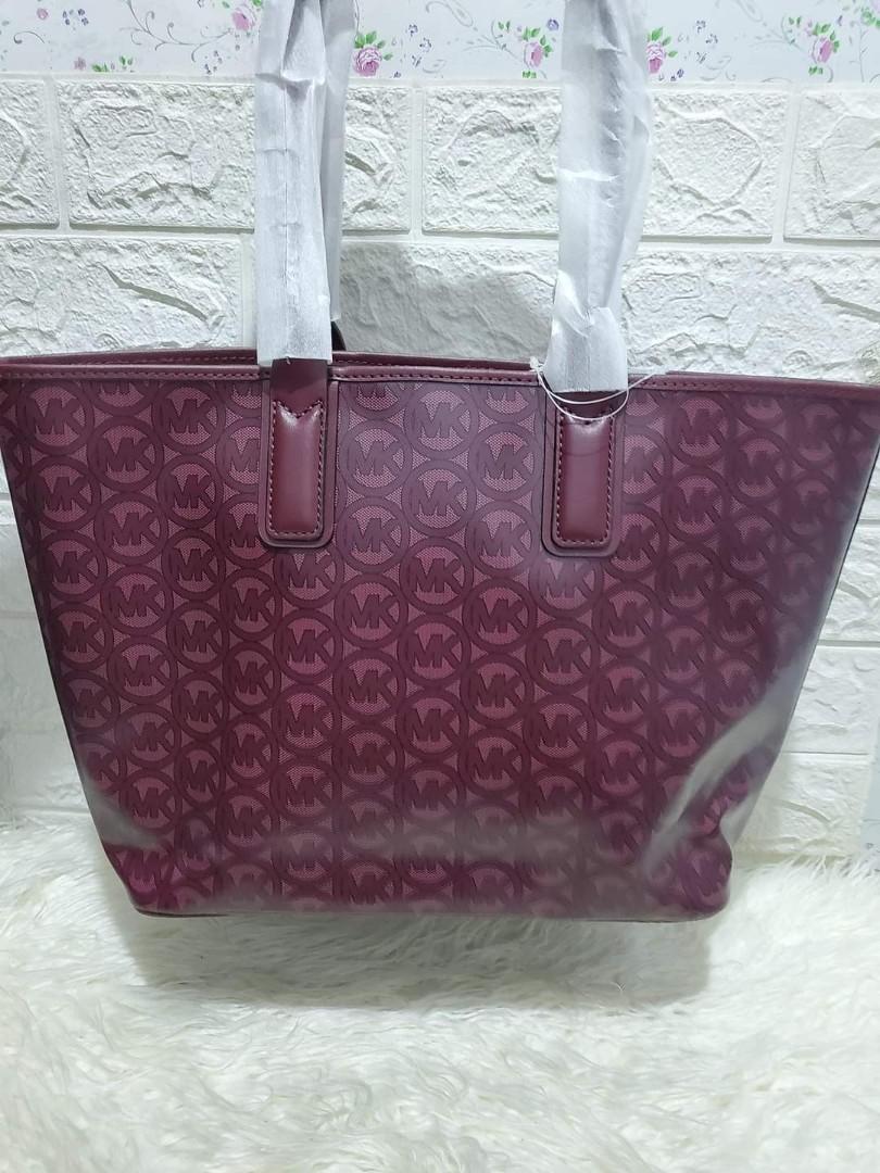 ⭕️MK Jodie Medium Tote Bag (Category: Luxury Bags & Wallets) located in Mabalacat. Submitted by maiyasluxurybagshoppe (Listing ID 1165375475, Image 3). Description: ⭕️MK Jodie Medium Tote Bag 5990.