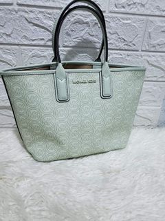 (Category: ) located in . Submitted by maiyasluxurybagshoppe (Listing ID 1165372515, Image 1). Description: .