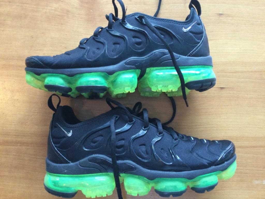 Nike vapormax on sale plus black volt