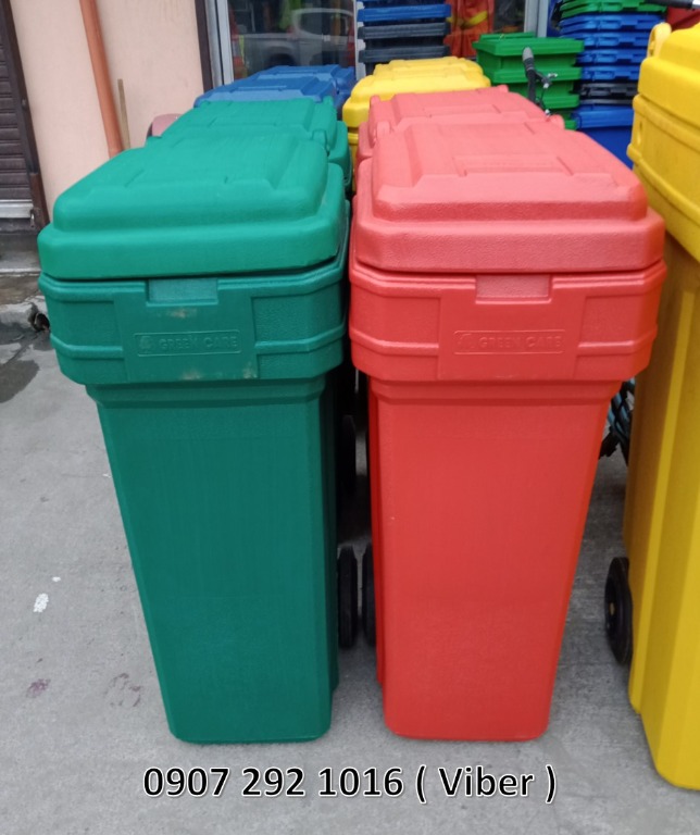 Roller king trash bin w/wheels 40, Furniture & Home Living, Cleaning