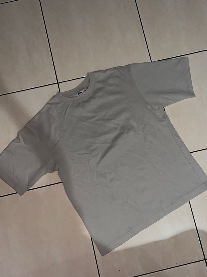 Uniqlo U basic t-shirt, Fesyen Pria 