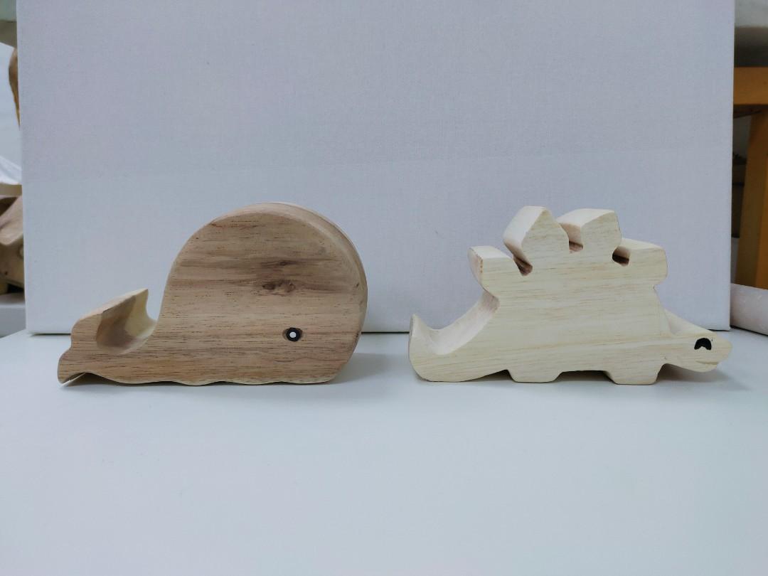 Wooden animal phone holder, Hobbies & Toys, Stationery & Craft, Handmade  Craft on Carousell