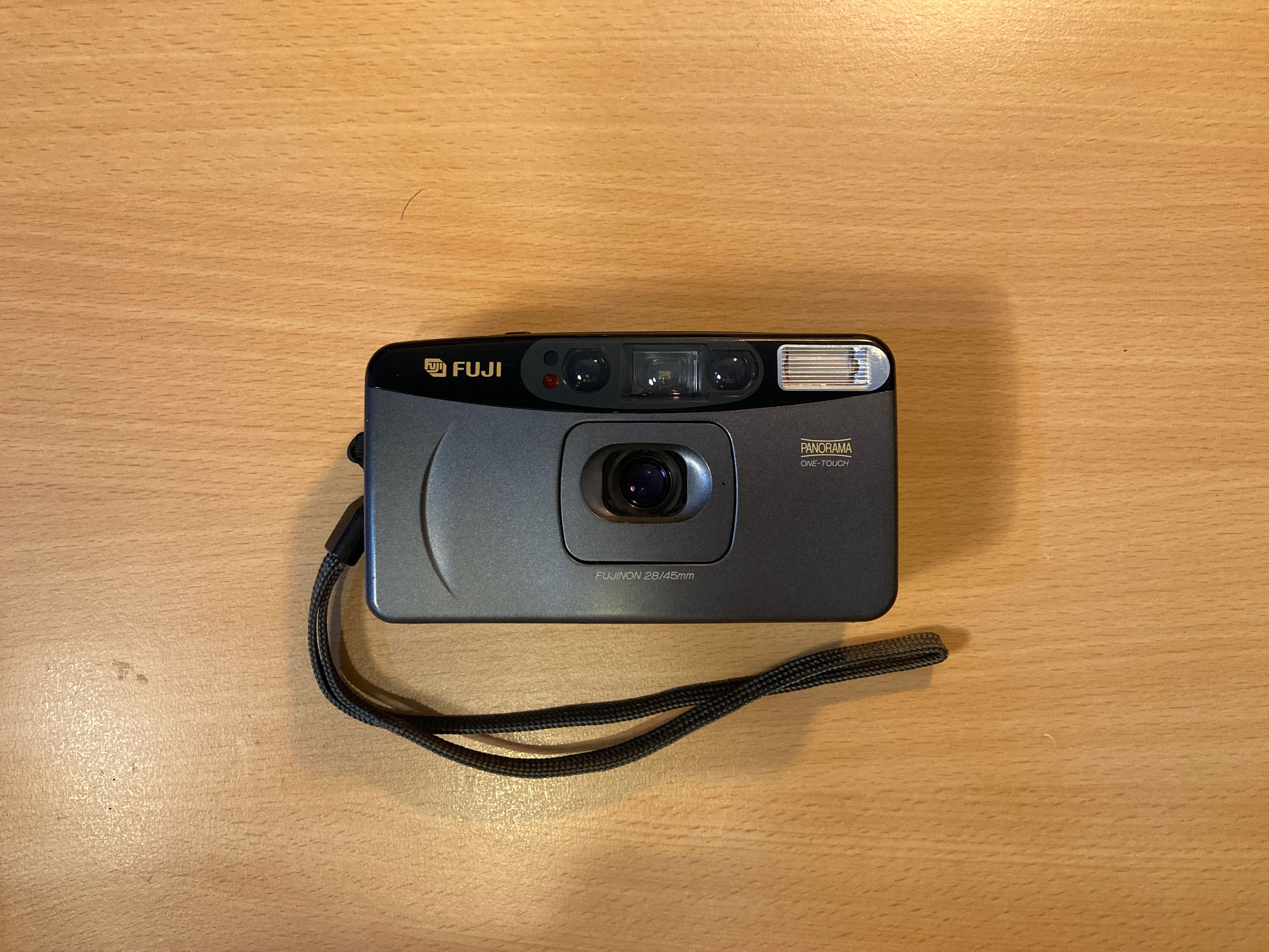 Fuji Cardia Travel Mini op Point & Shoot film camera with 28/45mm