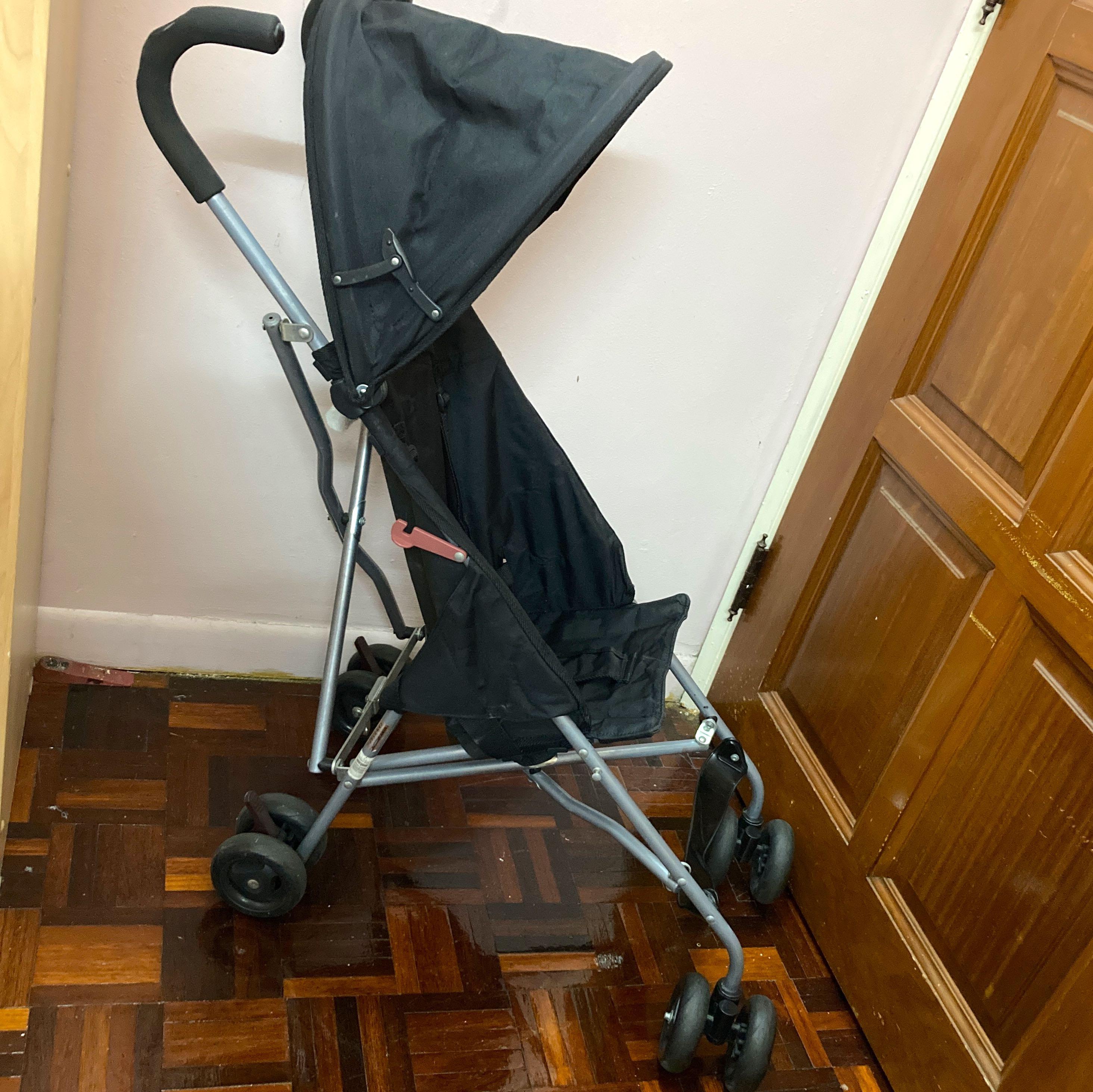Lightweight umbrella stroller with canopy outlet