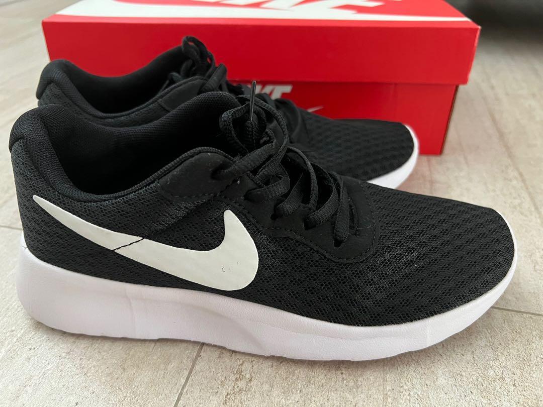 Red nike tanjun discount womens