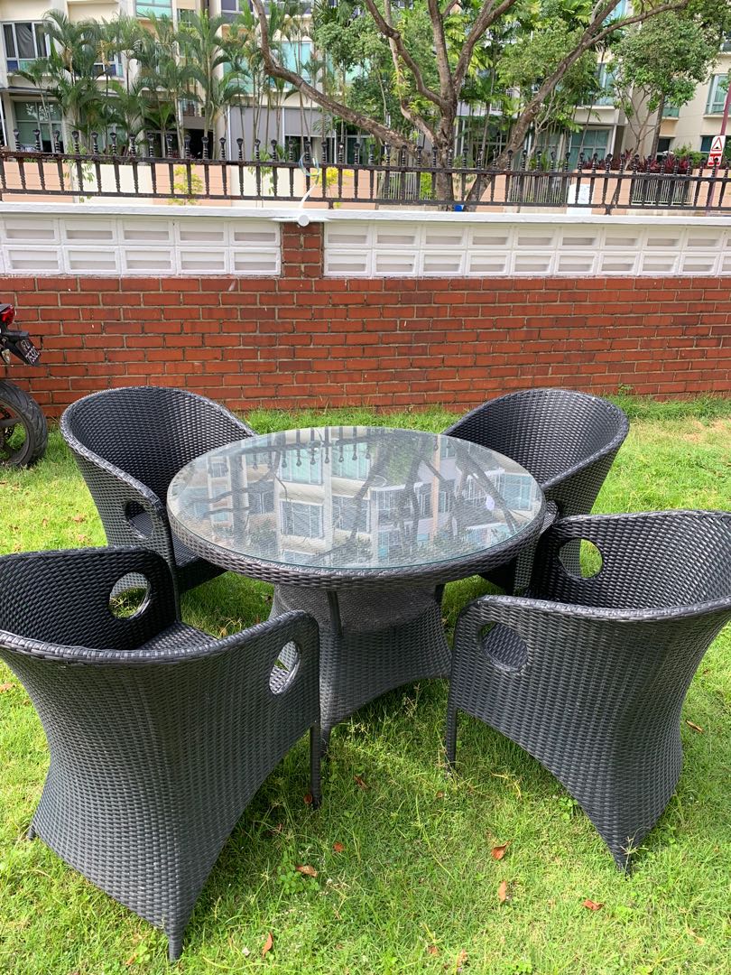 garden dining table and chairs