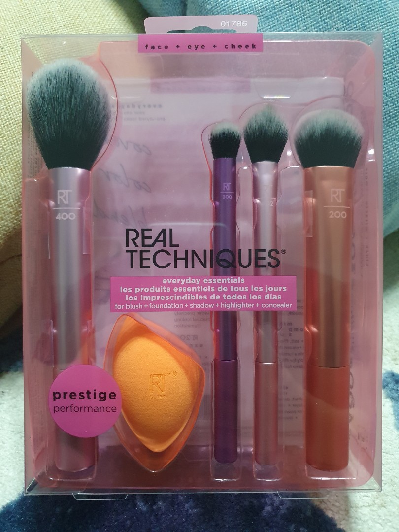 Real Techniques Everyday Essentials (Worth AED170)