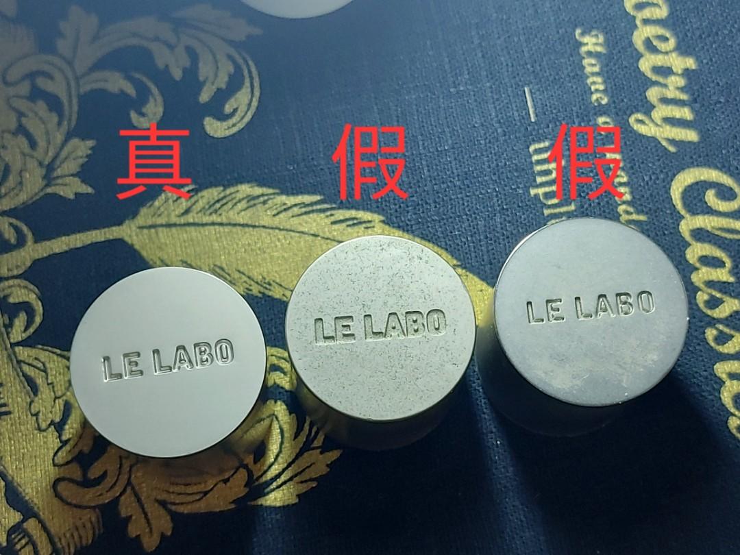 👹 Le Labo 香水真假分辨入門 MAYURVSF （分類：健康及美容 - 香水＆香體噴霧）位於 Hong Kong。 由 mayujewel 提交（商品編號 1169964502，圖片 2）。簡介： 圖1 > 老規矩，鐵格仔海景花樽木人﹑官方都冇出過嘅奇怪全家桶可以慳返時間唔駛睇 圖2 > 蓋面分辨，高仿係最右果個其實都幾似 圖3 > 蓋內，真貨就明顯造工靚好多 圖4 > 招紙上的•為正圓形必假，正貨不是正圓形的。招紙為白紙﹑乾淨企理的光滑粉紙都係假，真貨是少少偏黄的質感印刷紙。 圖5 > 假貨比較高一點﹑同蓋面距離較遠 圖6 > 真貨膠管順滑硬淨﹑假貨灰灰濛咁 圖7 > 我覺得呢個最易睇，噴頭拆出嚟，真貨入面有一格見到銀色的。放心拆完可以輕易吸返上去的。 圖8 > 拆了噴頭的狀況 圖9 > 網上見到供參考 圖10 > 真貨包裝盒沒！有！包膠 ❨當然假貨都可以拆咗層膠❩ === 🌎 【所有資料只供參考】假貨都出得好快，全部過關都唔代表係真貨，覺得有懷疑都係去店買或者幫襯信譽賣家